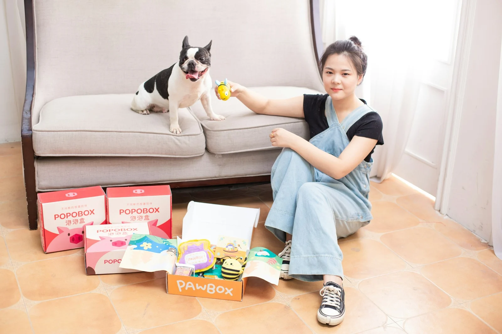 Woman and dog with pet toys and subscription box；第三方摄影参考